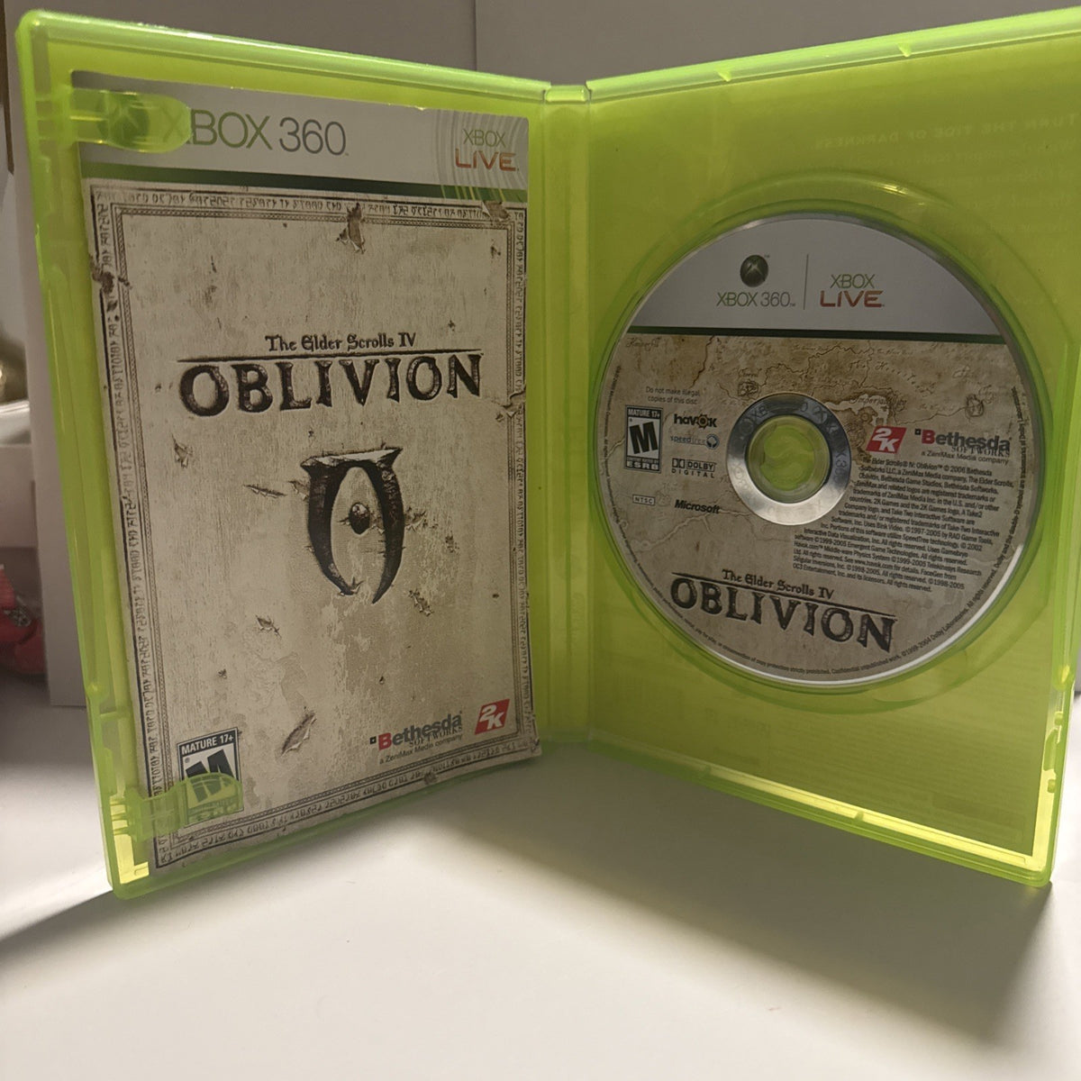 PRE-OWNED The Elder Scrolls IV: Oblivion (Xbox 360) With Manual.